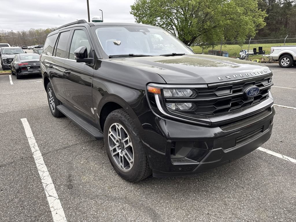 Used 2025 Ford Expedition Active AWD/4WD image 2