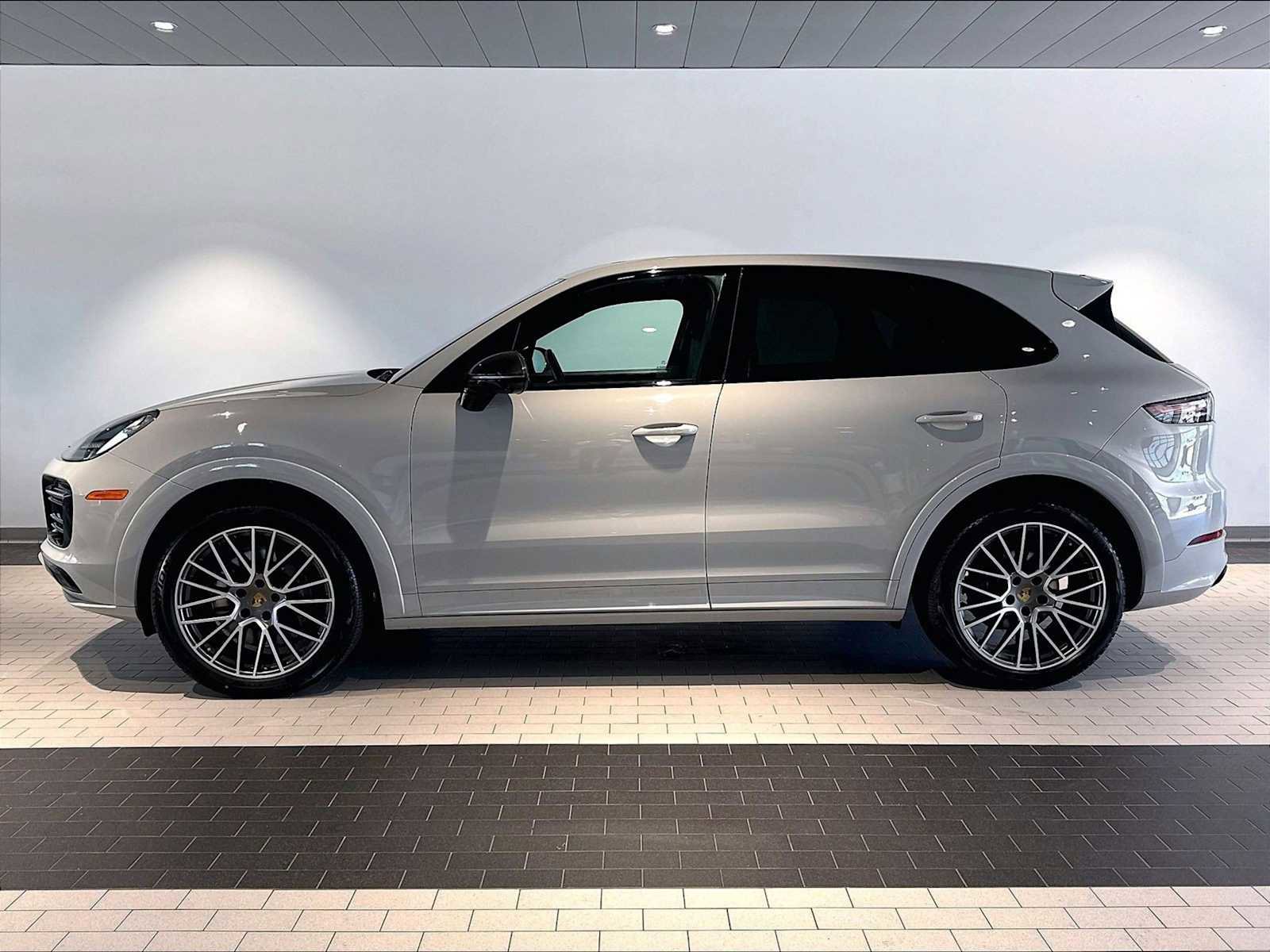 Used 2023 Porsche Cayenne AWD/4WD image 2