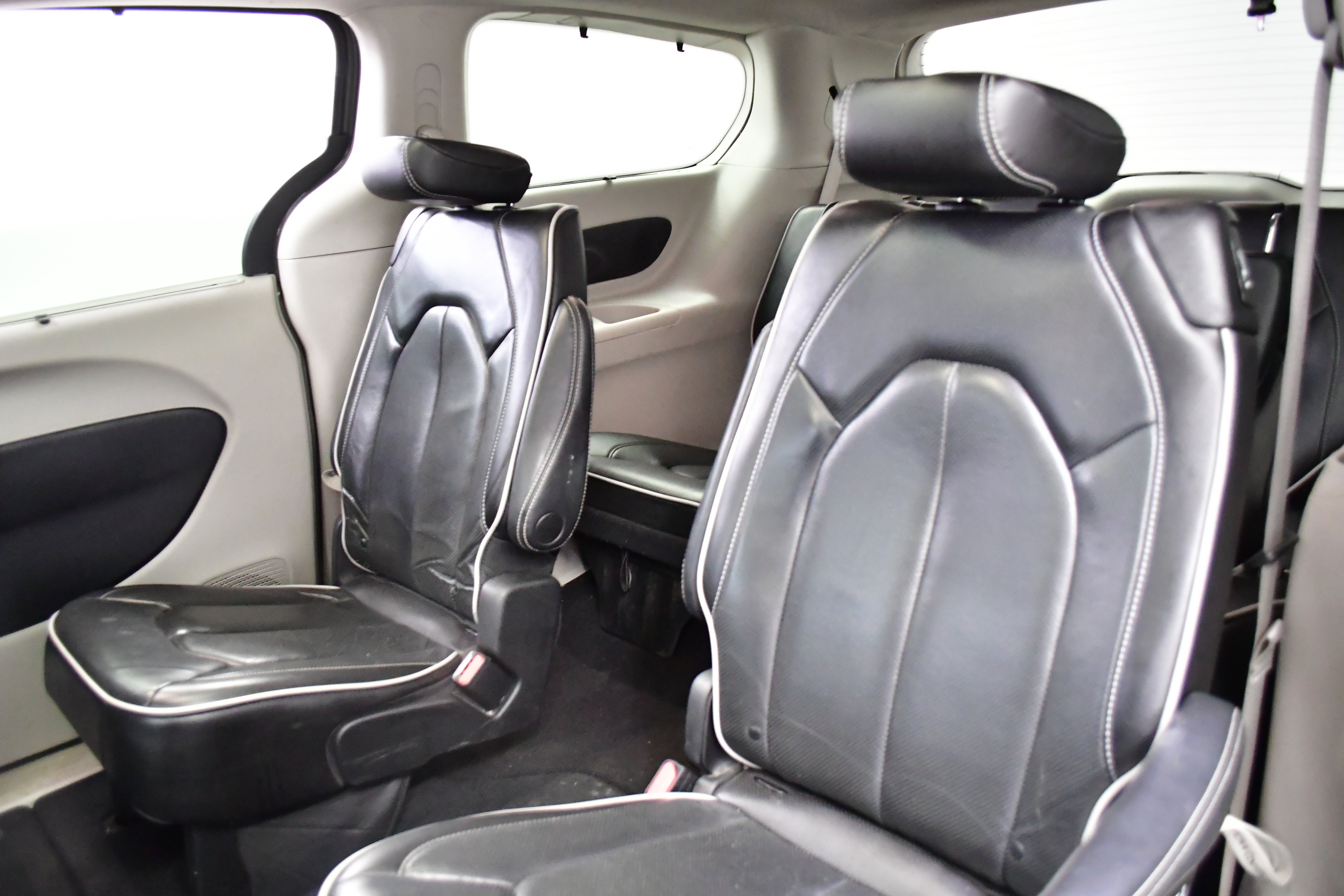 Used 2023 Chrysler Pacifica Limited FWD image 11