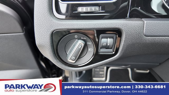 Used 2017 Volkswagen Golf R 4-Door AWD/4WD image 23