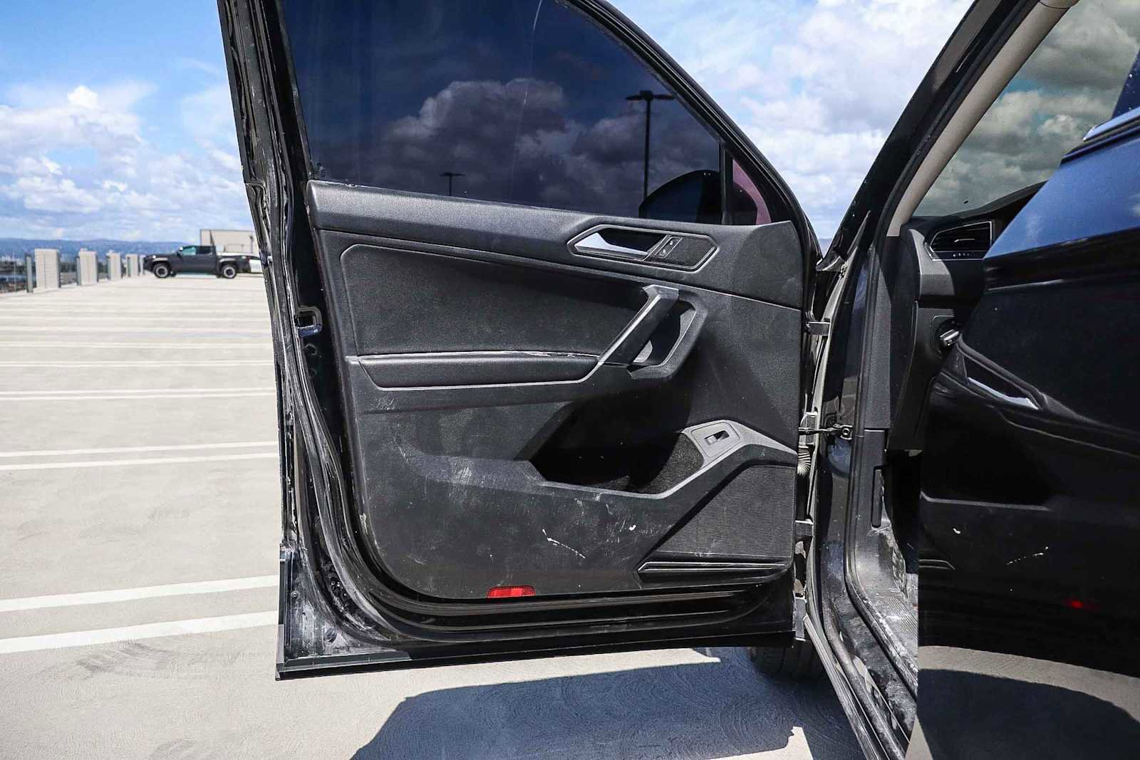 Used 2020 Volkswagen Tiguan SEL FWD image 19