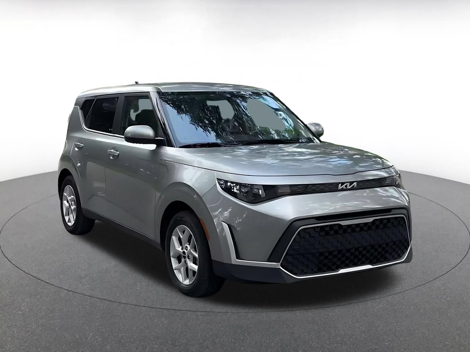 Used 2025 Kia Soul LX w/ LX Technology Package FWD image 3