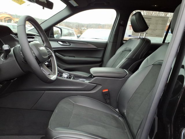 New 2025 Jeep Grand Cherokee Altitude image 7