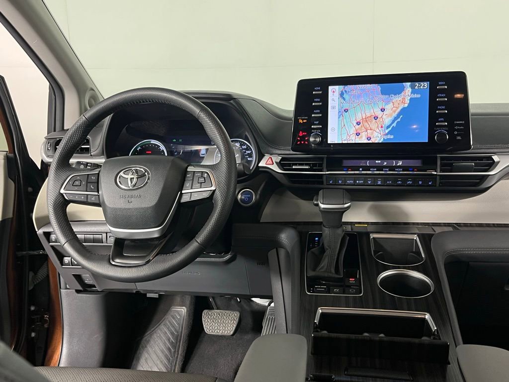 Used 2024 Toyota Sienna Limited image 10