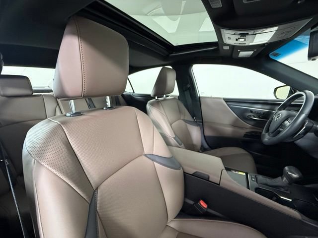 Used 2025 Lexus ES 300h w/ Premium Package FWD image 32