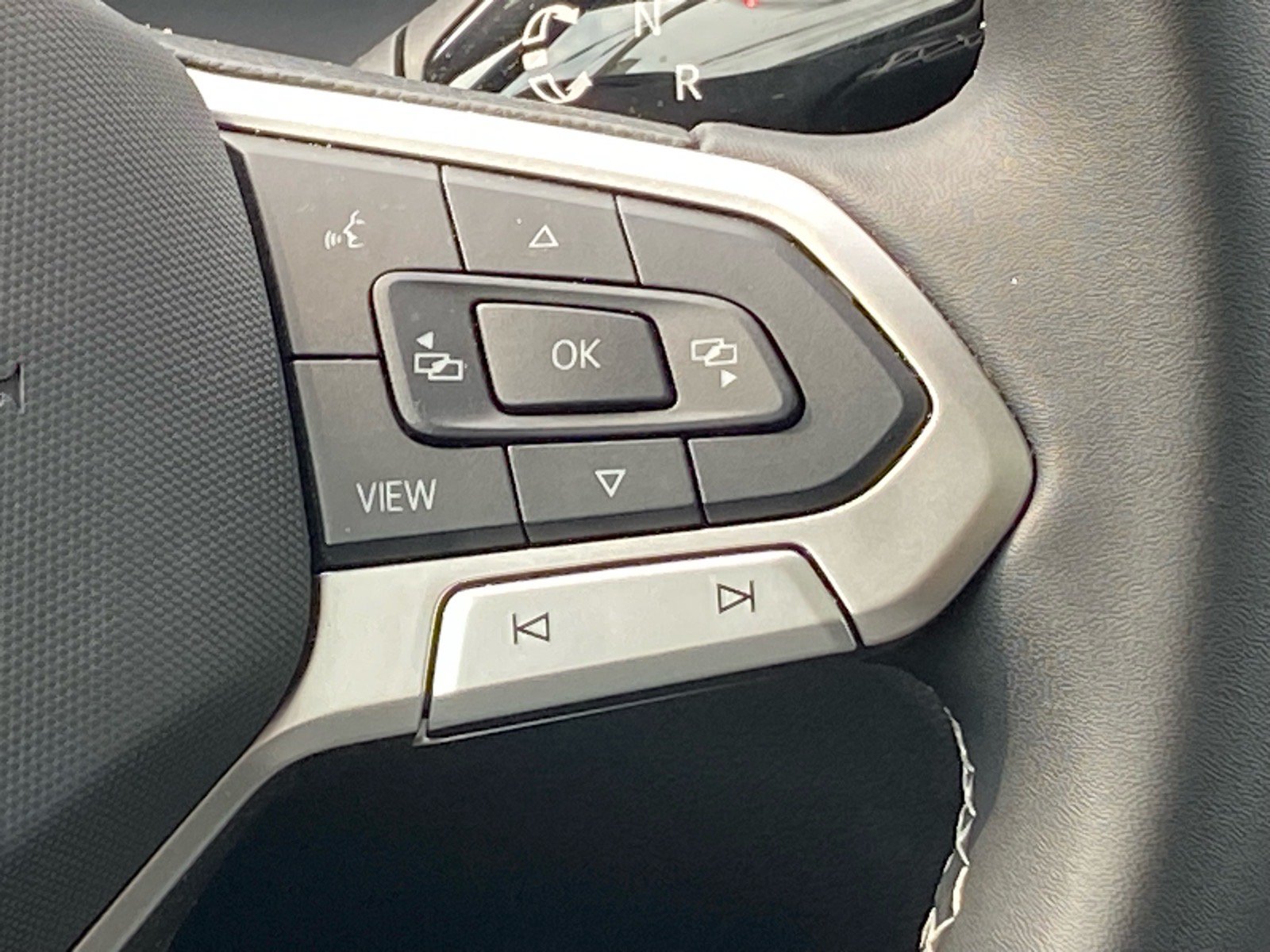 Certified 2025 Volkswagen Tiguan SE w/ Panoramic Sunroof Package AWD/4WD image 5