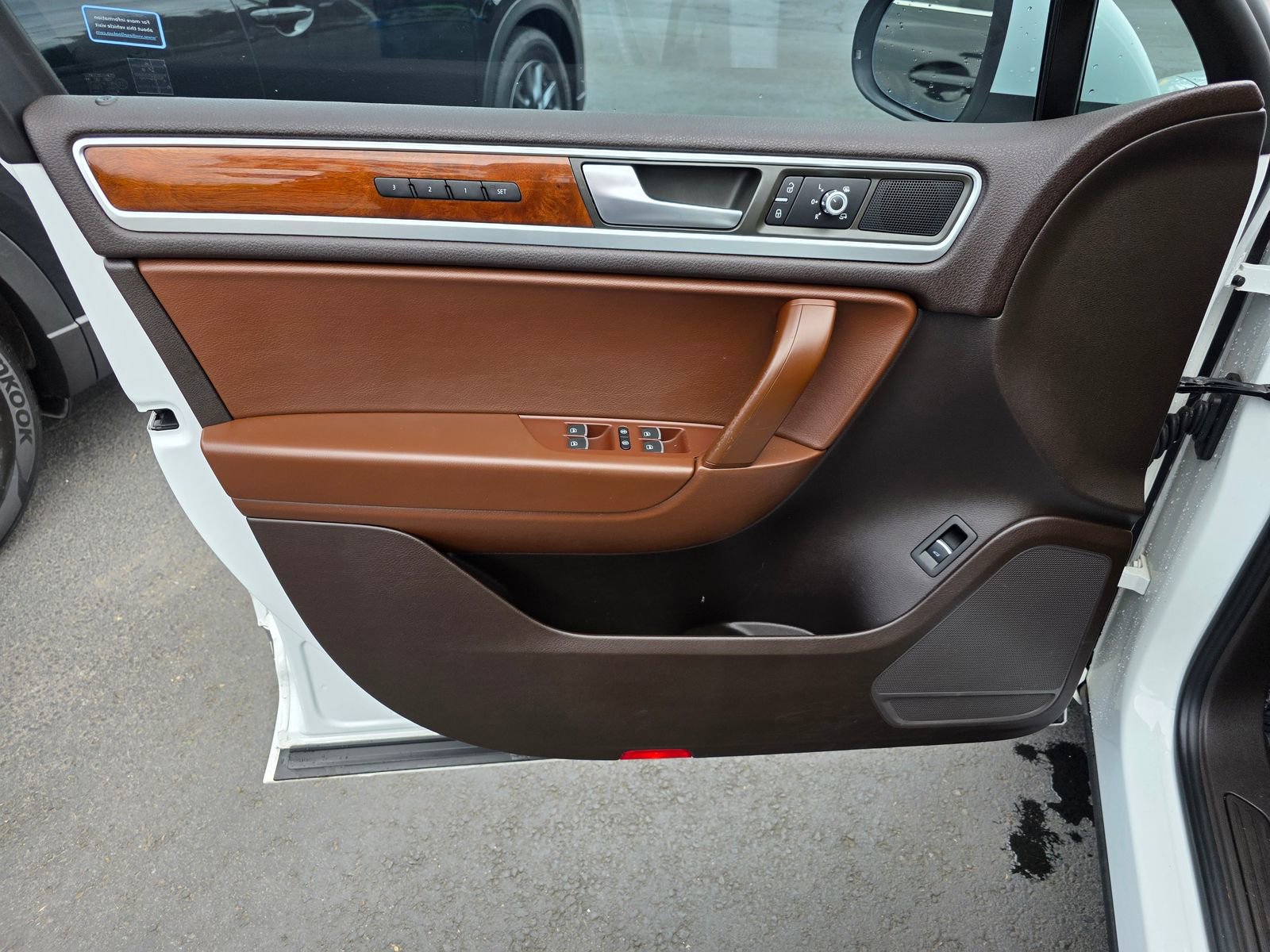 Used 2014 Volkswagen Touareg TDI AWD/4WD image 11