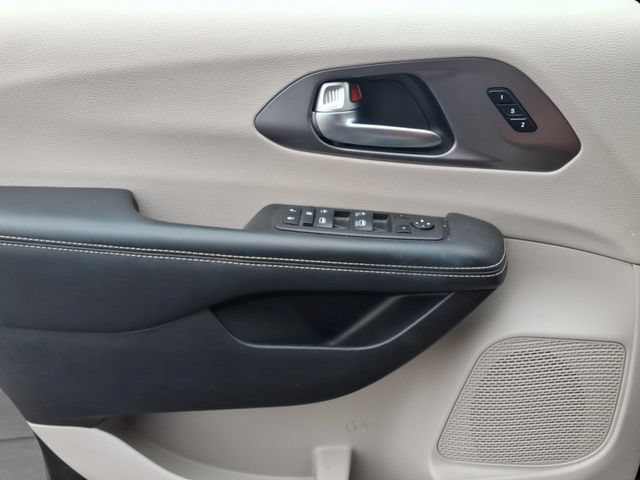 Used 2023 Chrysler Pacifica Touring-L FWD image 16