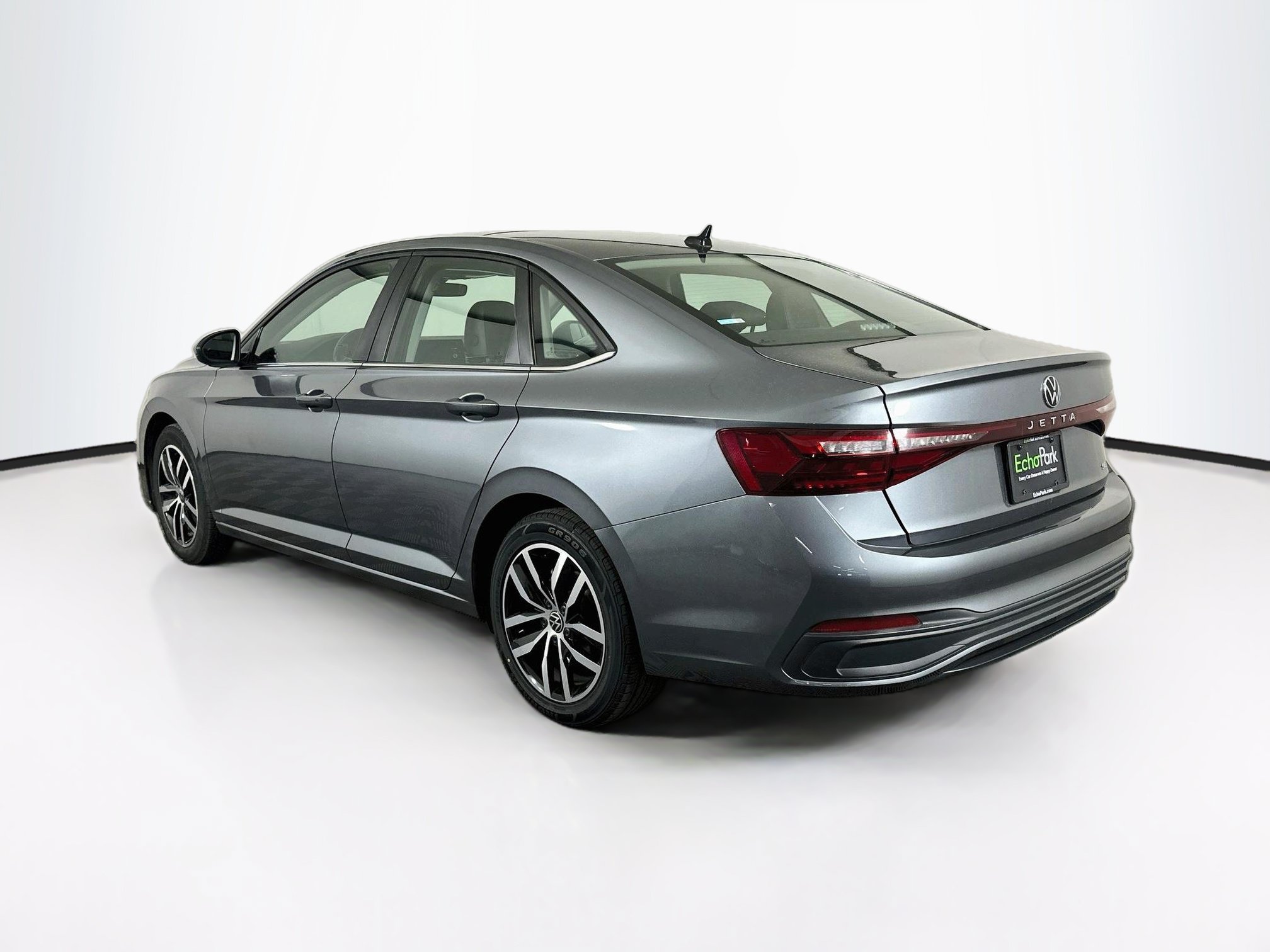 Used 2025 Volkswagen Jetta SE FWD image 5
