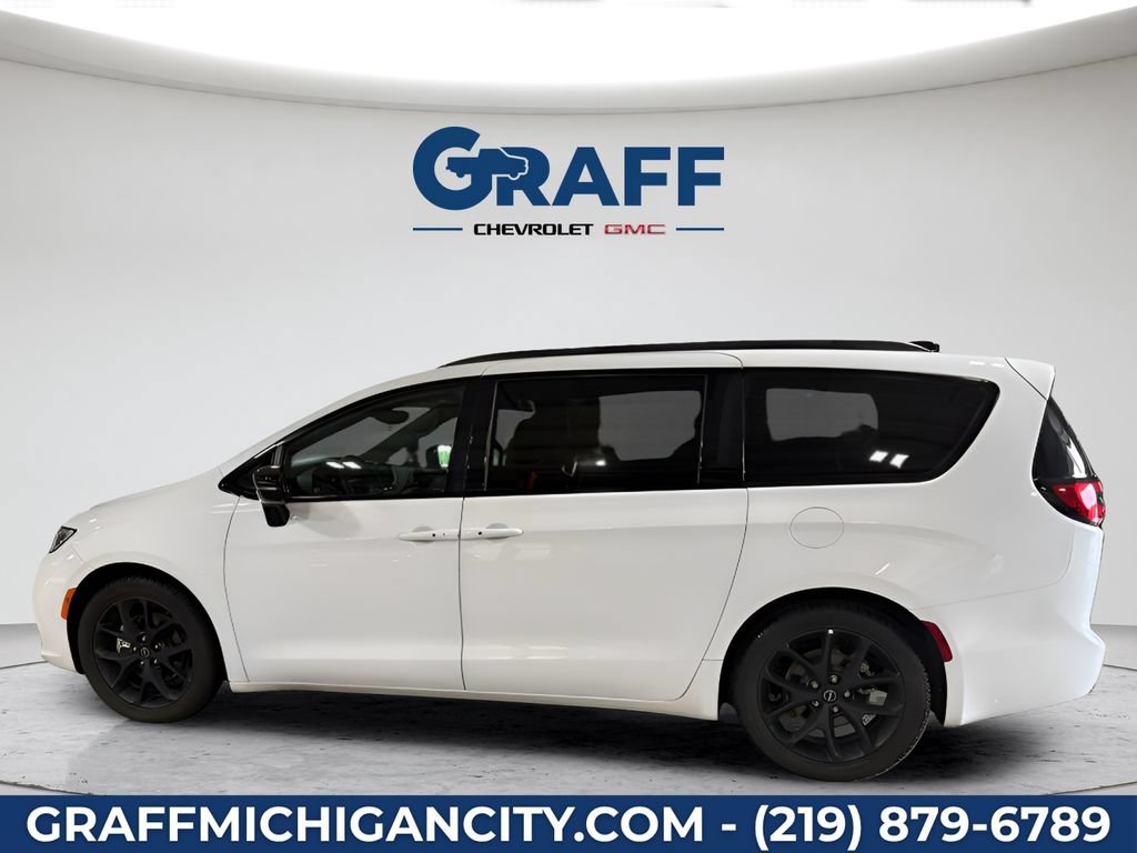 Used 2025 Chrysler Pacifica Limited FWD image 2