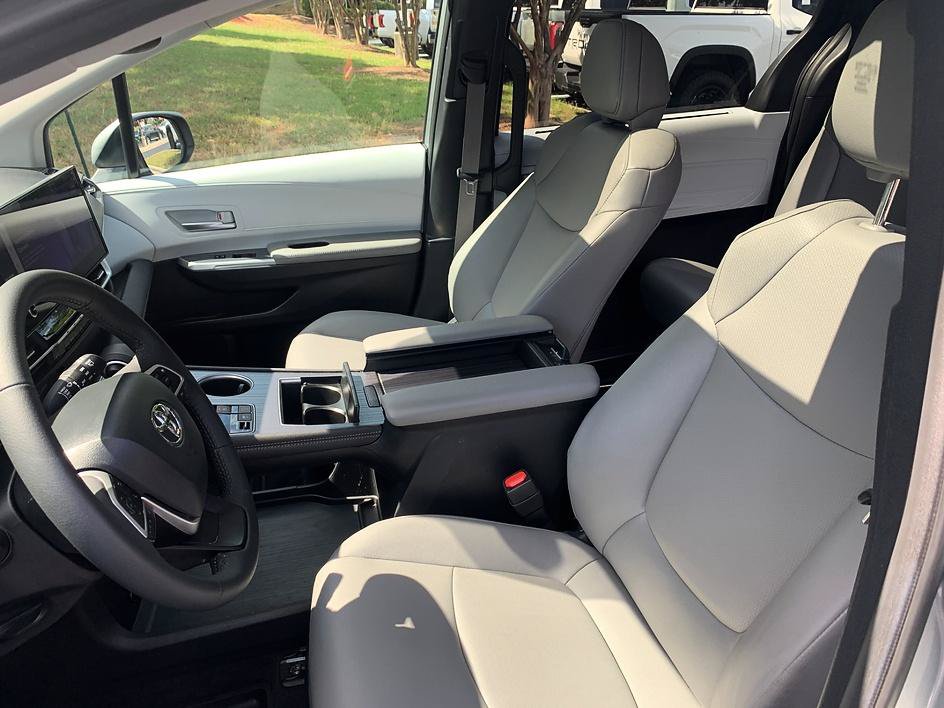 Certified 2025 Toyota Sienna XLE FWD image 10