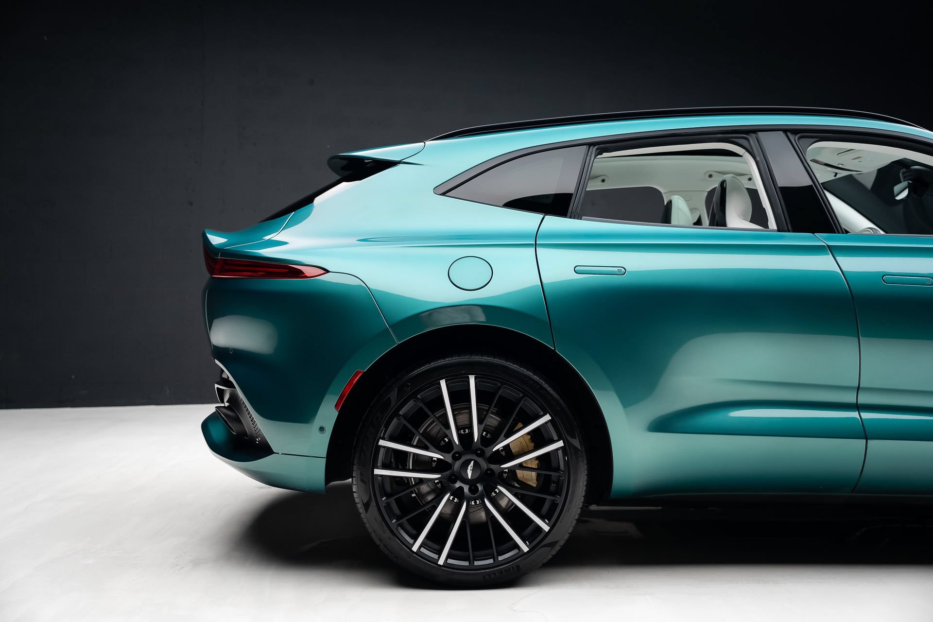 Used 2023 Aston Martin DBX AWD/4WD image 35