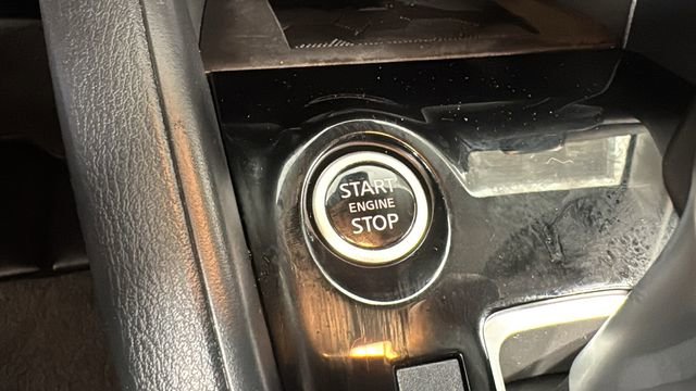 Used 2025 Nissan Versa SR image 21