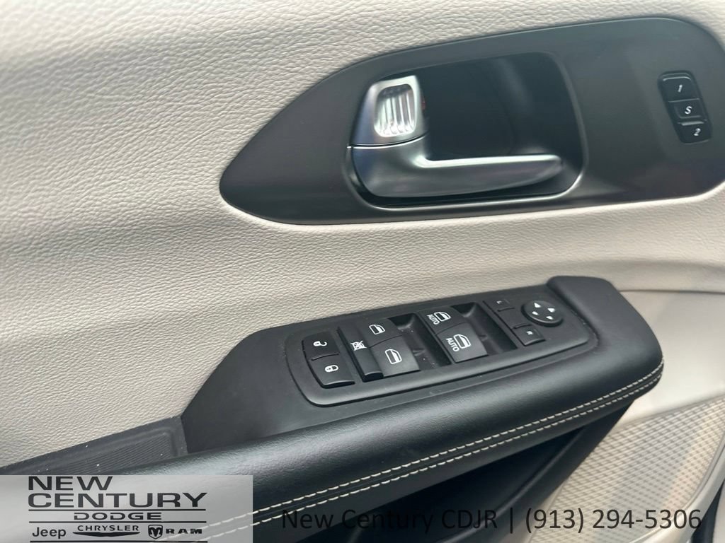 Used 2024 Chrysler Pacifica Touring-L FWD image 21