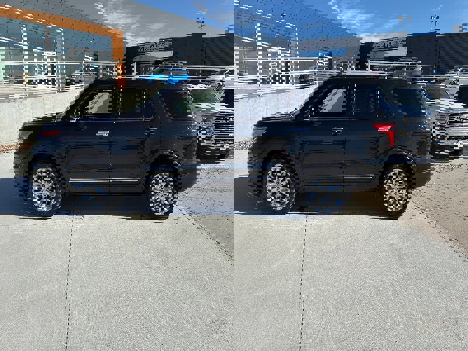 Used 2013 Ford Explorer XLT image 2