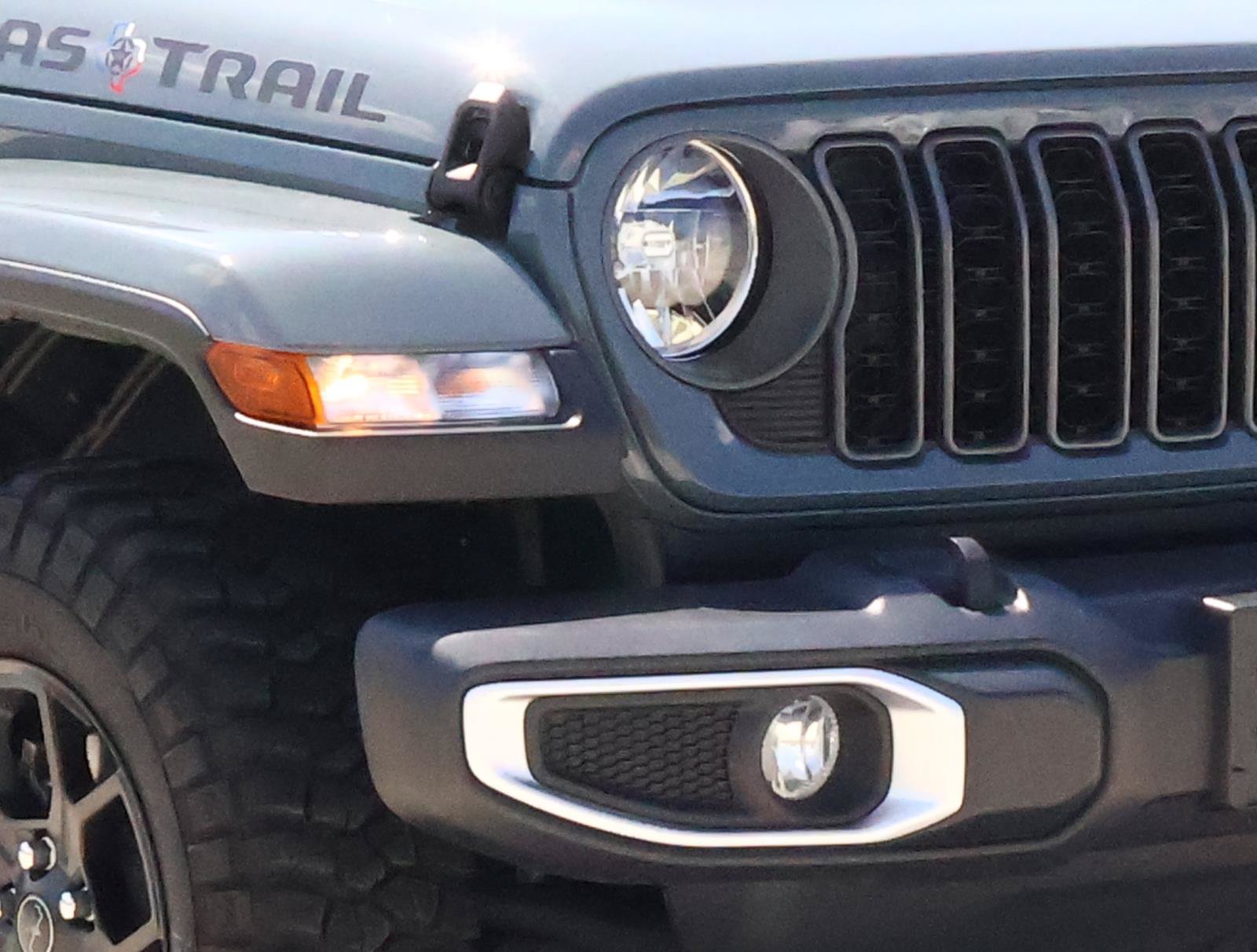 Used 2025 Jeep Gladiator Sport AWD/4WD image 7