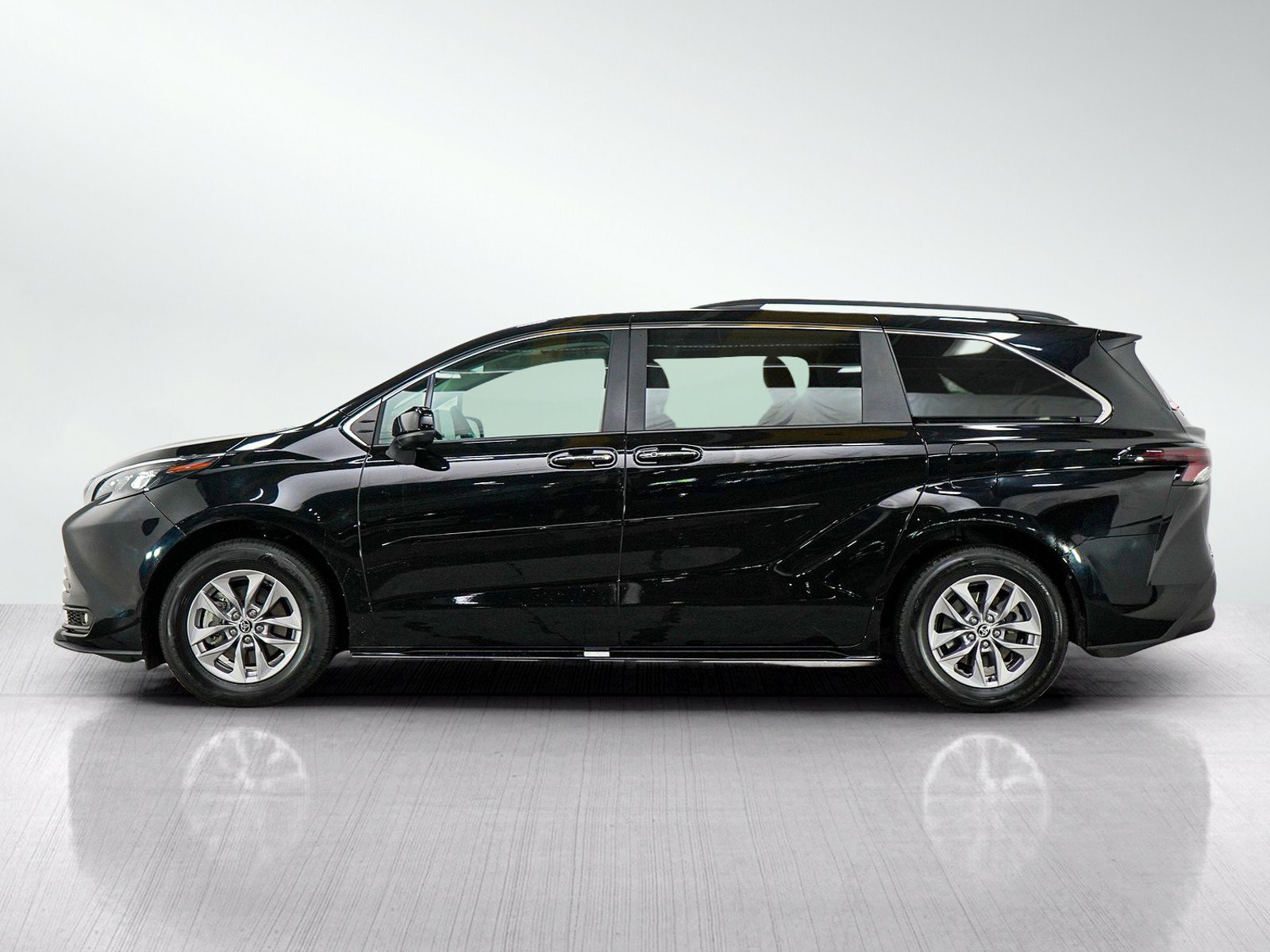 Used 2025 Toyota Sienna XLE w/ XLE Plus Package AWD/4WD image 2
