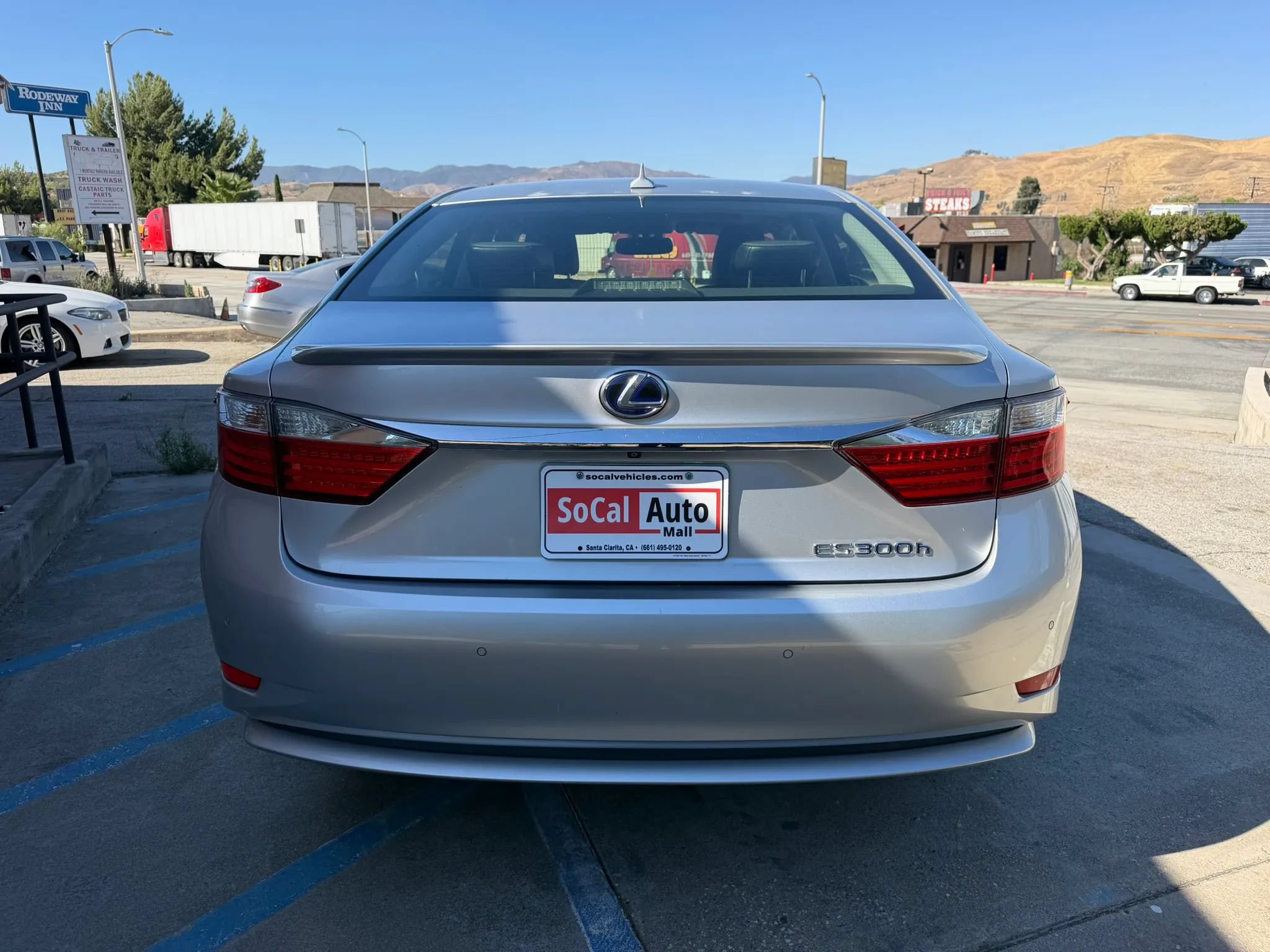 Used 2014 Lexus ES 300h w/ Premium Package w/Bamboo Trim FWD image 4