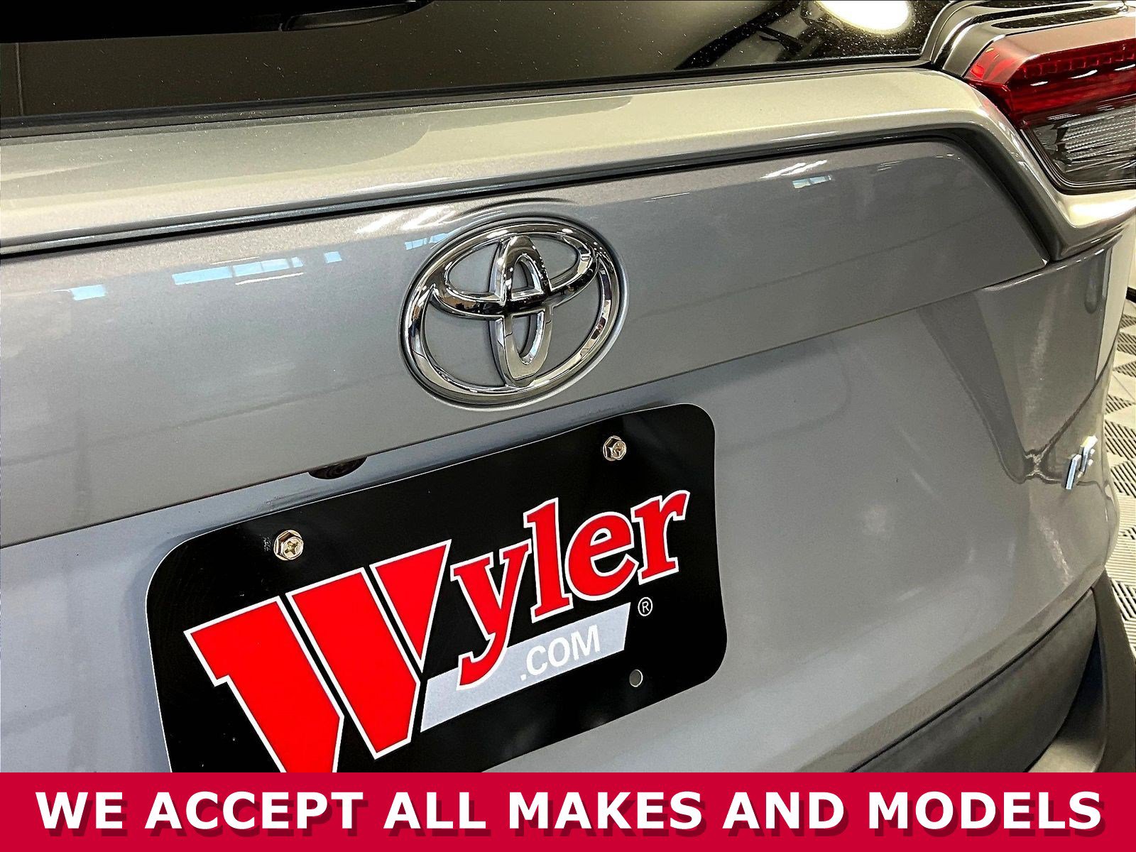 Used 2019 Toyota RAV4 LE w/ Carpet Mat Package FWD image 22
