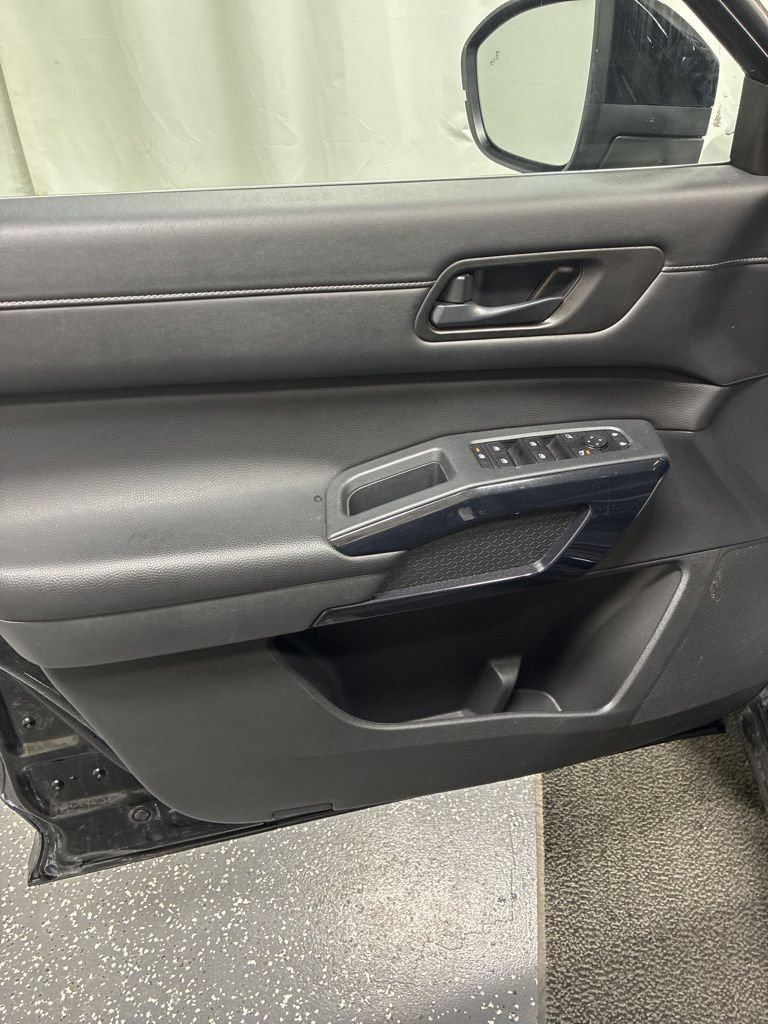 Used 2025 Nissan Pathfinder SV AWD/4WD image 13