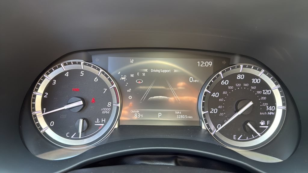 Used 2022 Toyota Highlander XLE AWD/4WD image 22