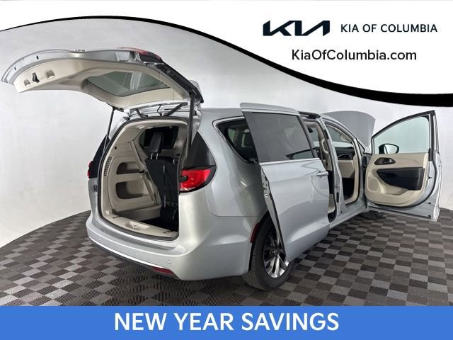 Used 2023 Chrysler Pacifica Touring-L image 14