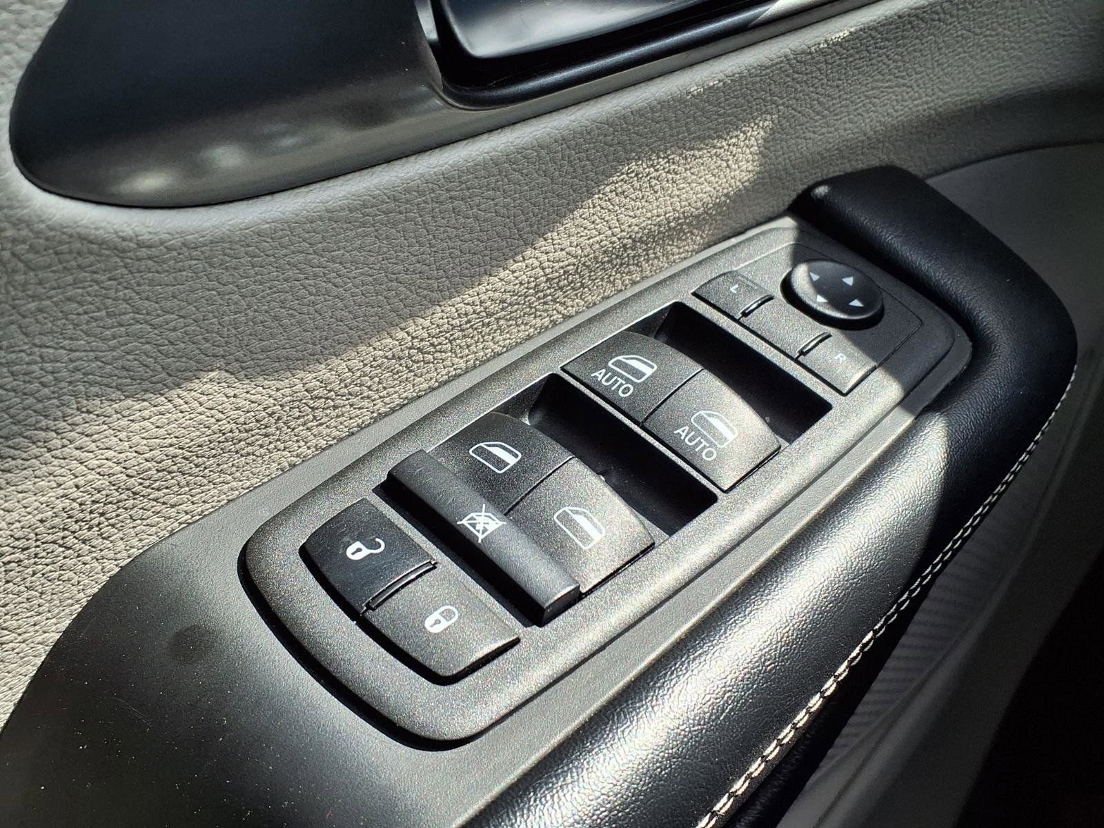 Used 2022 Chrysler Pacifica Touring-L image 13