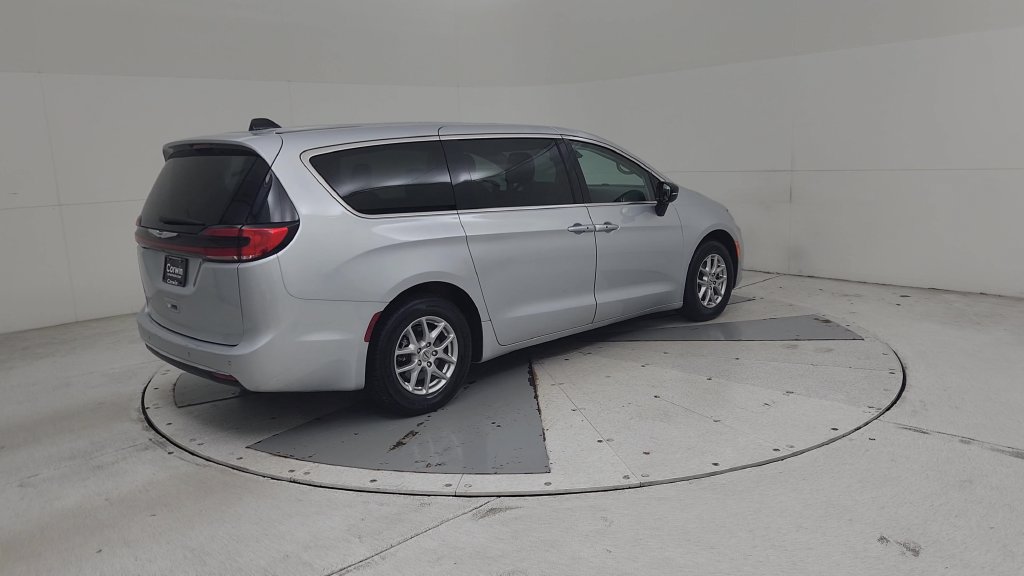 Certified 2024 Chrysler Pacifica Touring-L FWD image 17