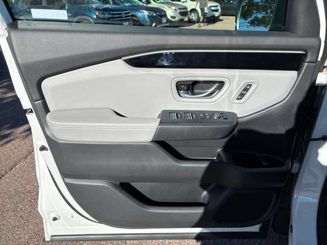 Certified 2025 Honda Pilot Touring image 7