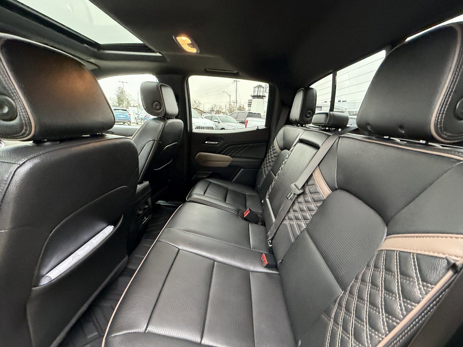 Used 2025 GMC Canyon Denali image 5