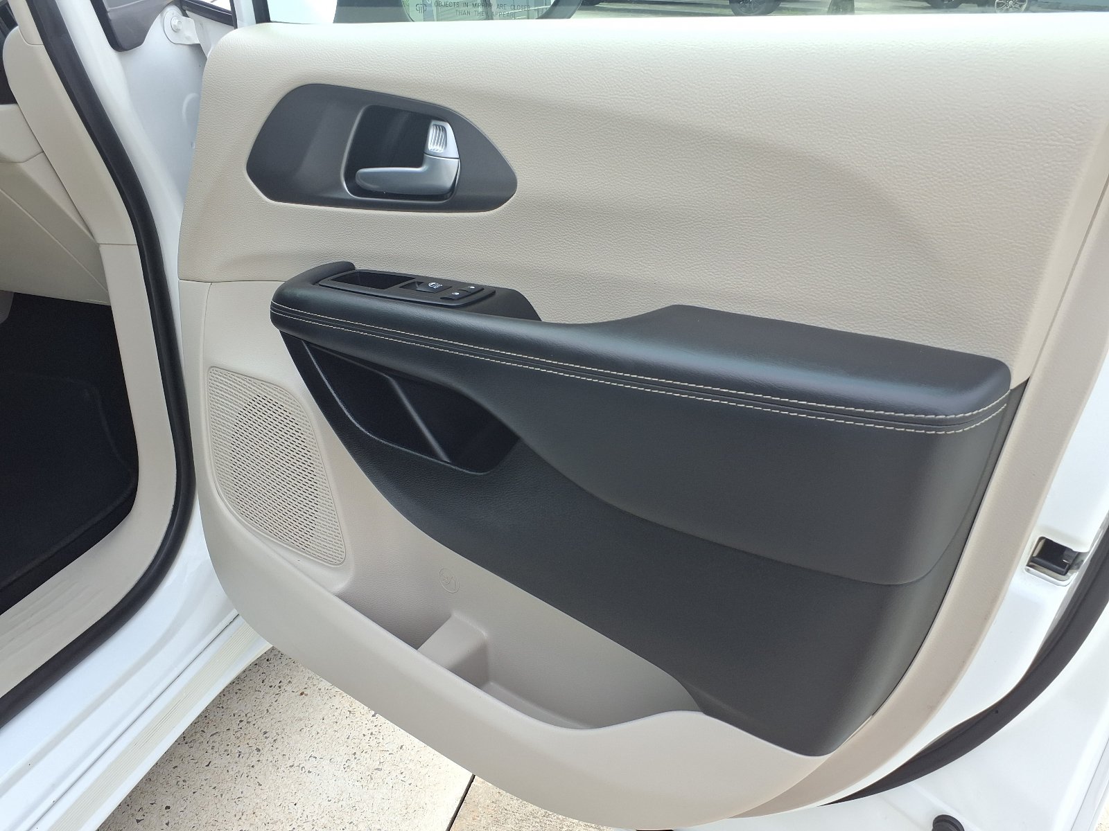 Used 2023 Chrysler Pacifica Touring-L FWD image 9
