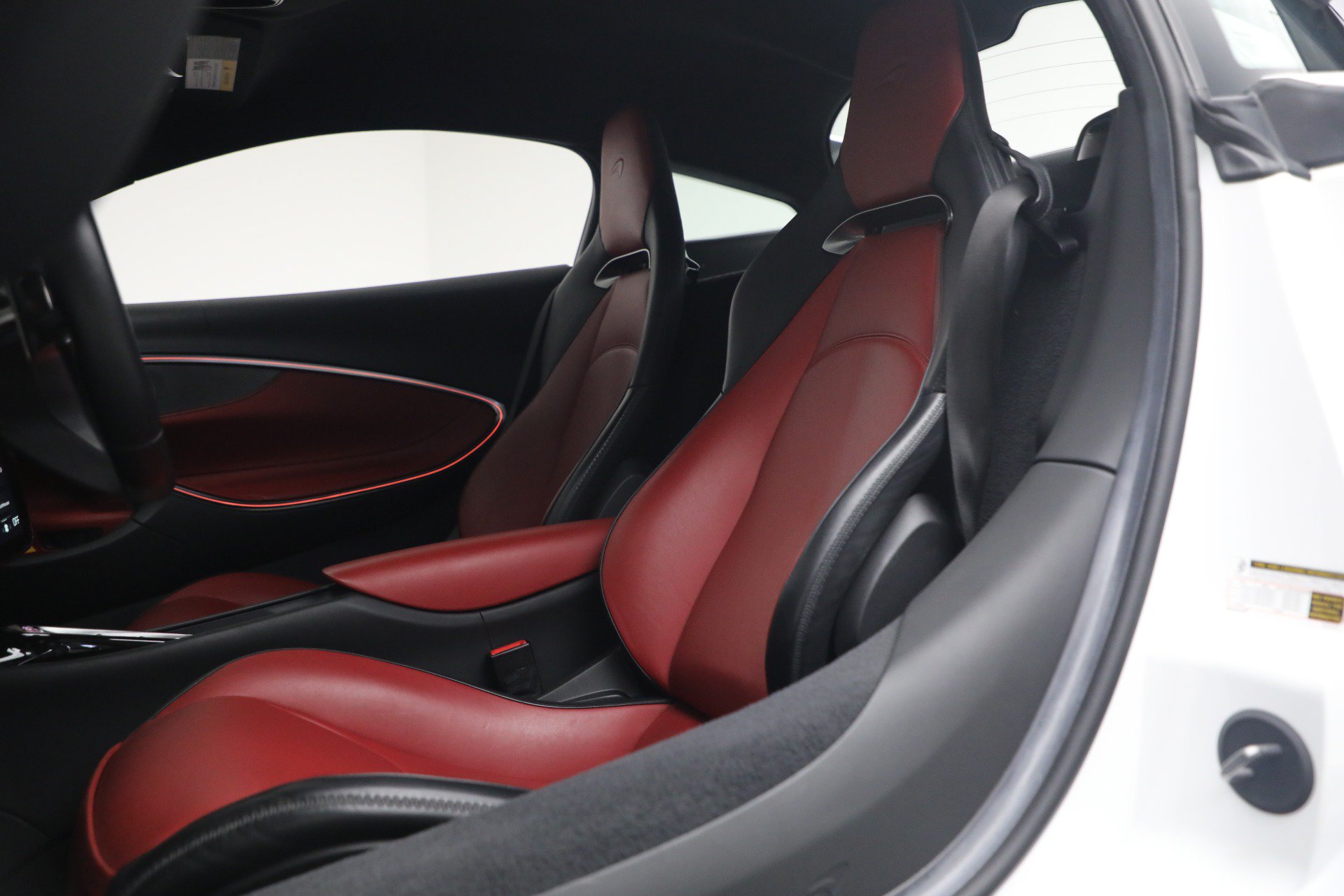 Used 2023 McLaren Artura RWD image 22