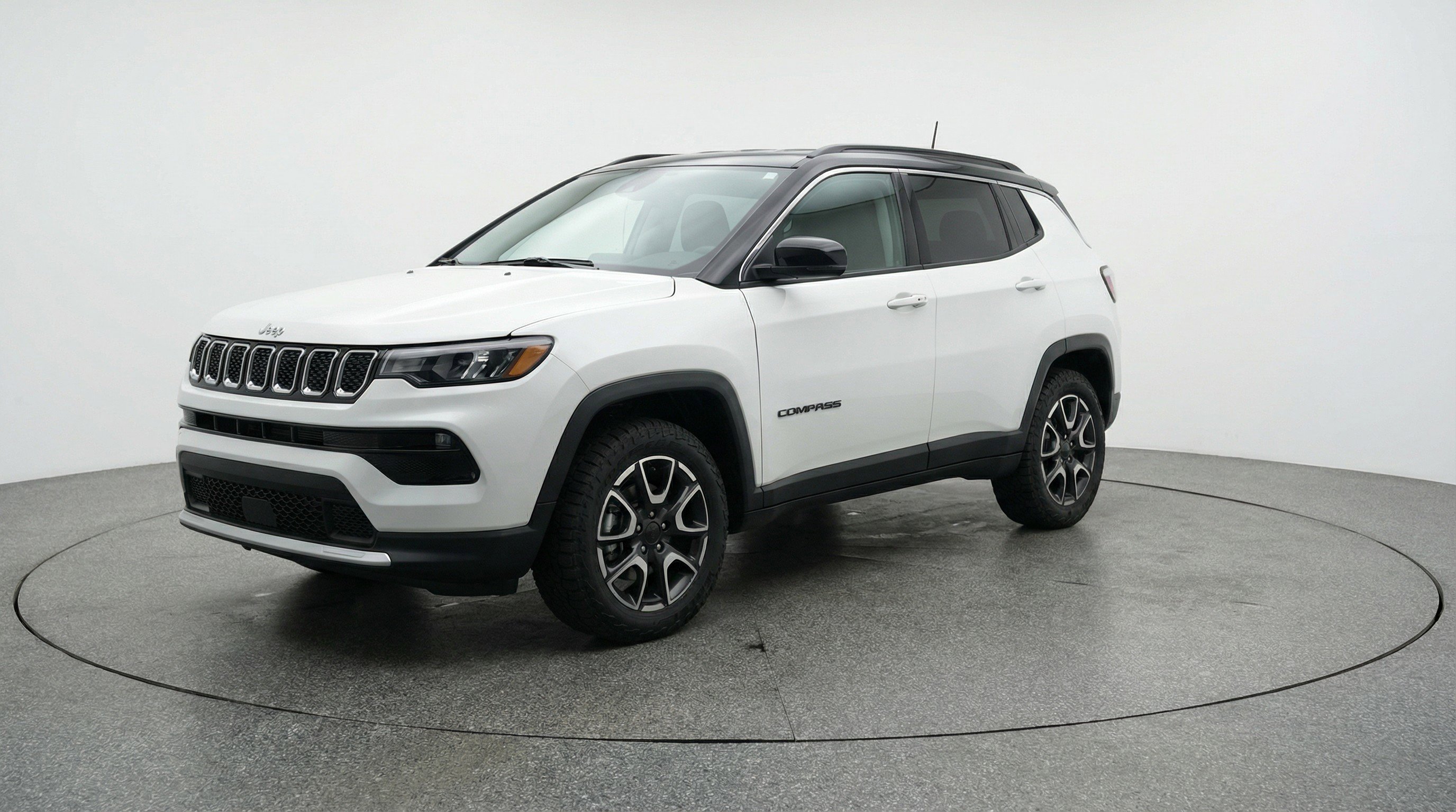 Used 2025 Jeep Compass Trailhawk image 3