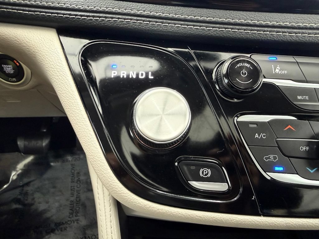 Used 2023 Chrysler Pacifica Limited FWD image 45