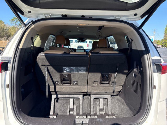 Used 2023 Kia Carnival EX image 16