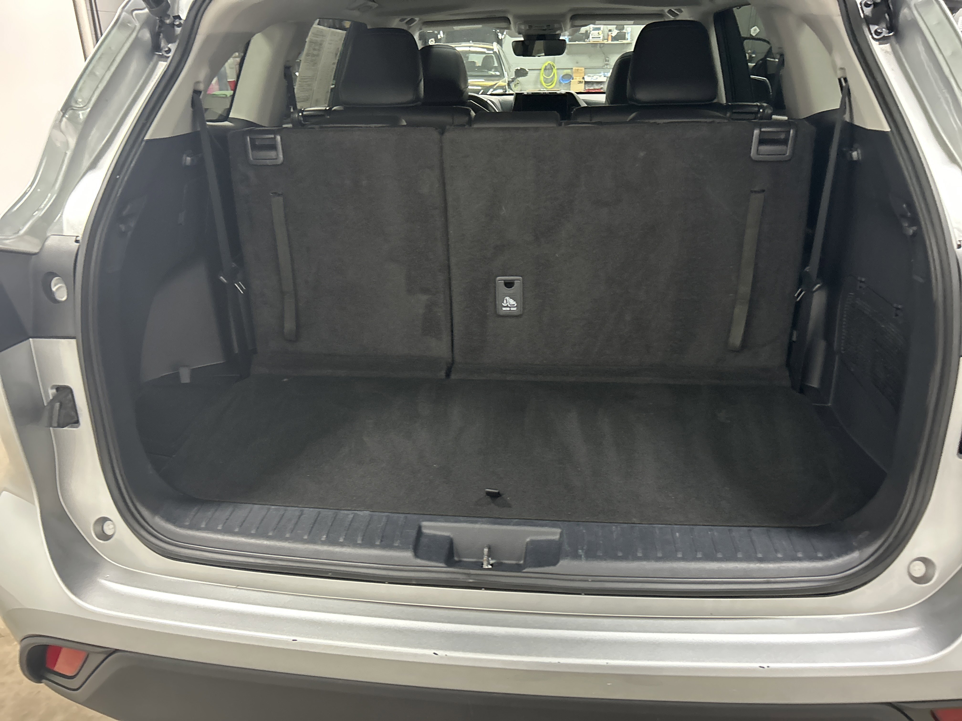 Used 2023 Toyota Highlander XLE image 31