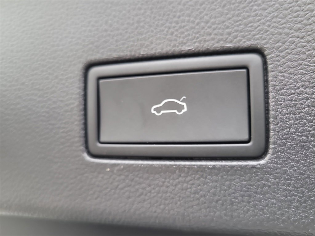 Used 2023 Volkswagen Atlas Cross Sport SE w/ Panoramic Sunroof Package image 9