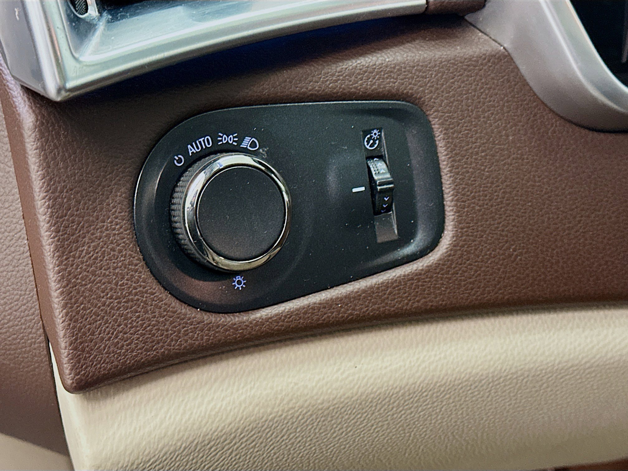 Used 2015 Cadillac SRX Luxury w/ Driver Awareness Package image 17