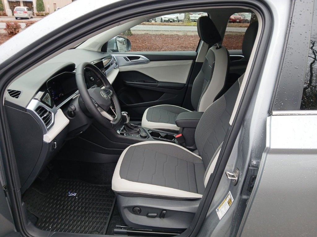 New 2025 Volkswagen Taos SE image 9