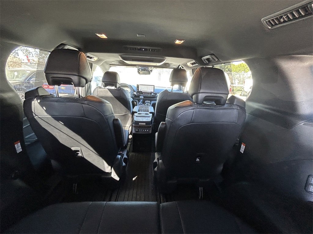 Used 2025 Toyota Sienna Platinum image 17