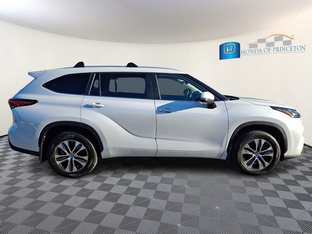 Used 2023 Toyota Highlander XLE image 7