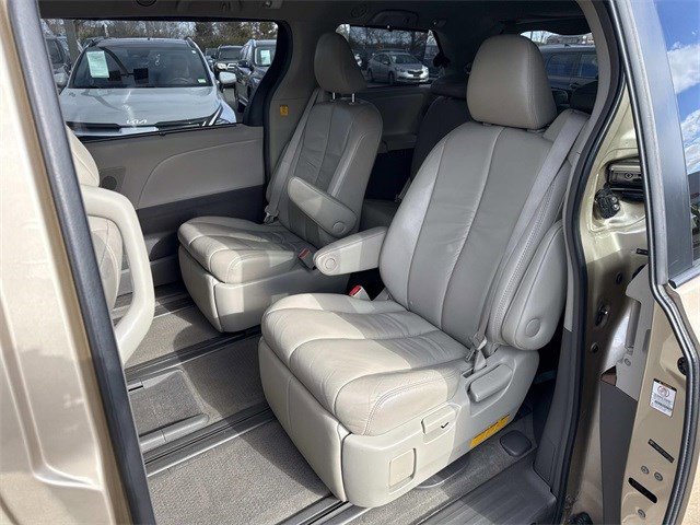 Used 2011 Toyota Sienna XLE image 17