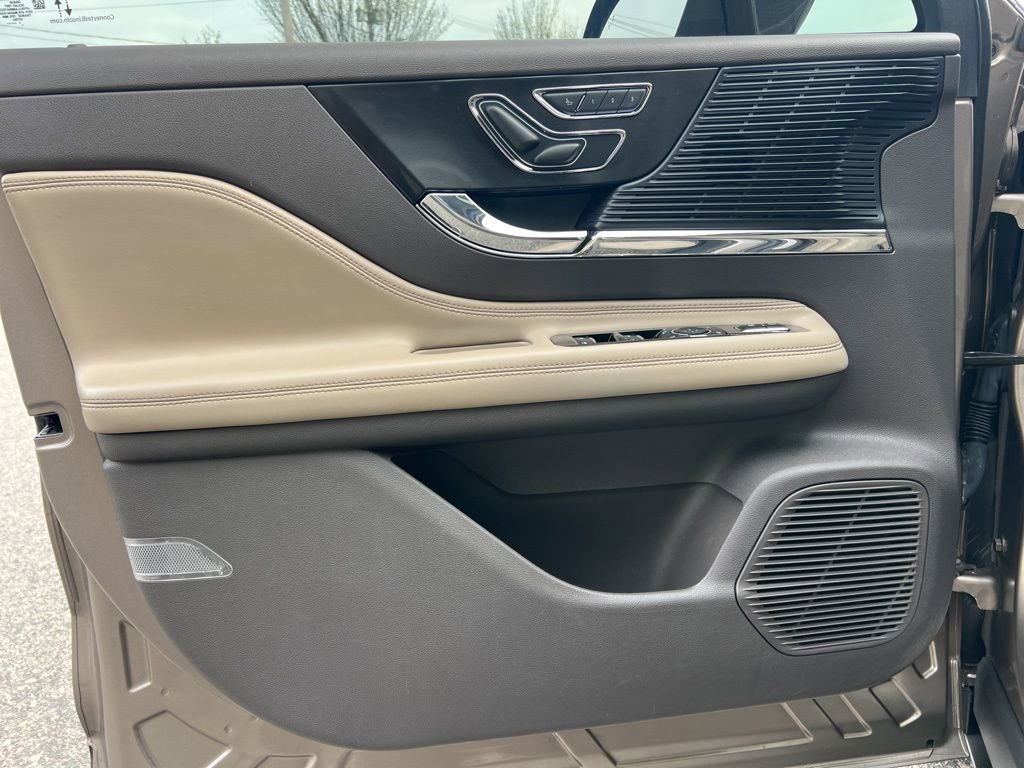 Used 2021 Lincoln Corsair AWD w/ Premium Package image 9