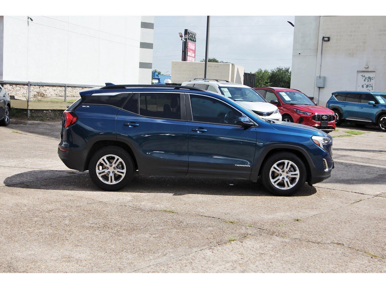 Used 2021 GMC Terrain SLE w/ Driver Convenience Package FWD image 8