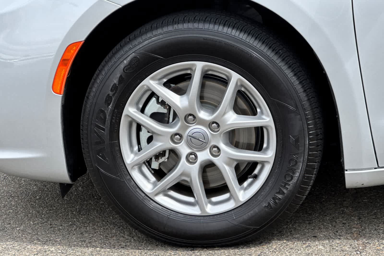 Used 2024 Chrysler Pacifica Touring-L FWD image 32