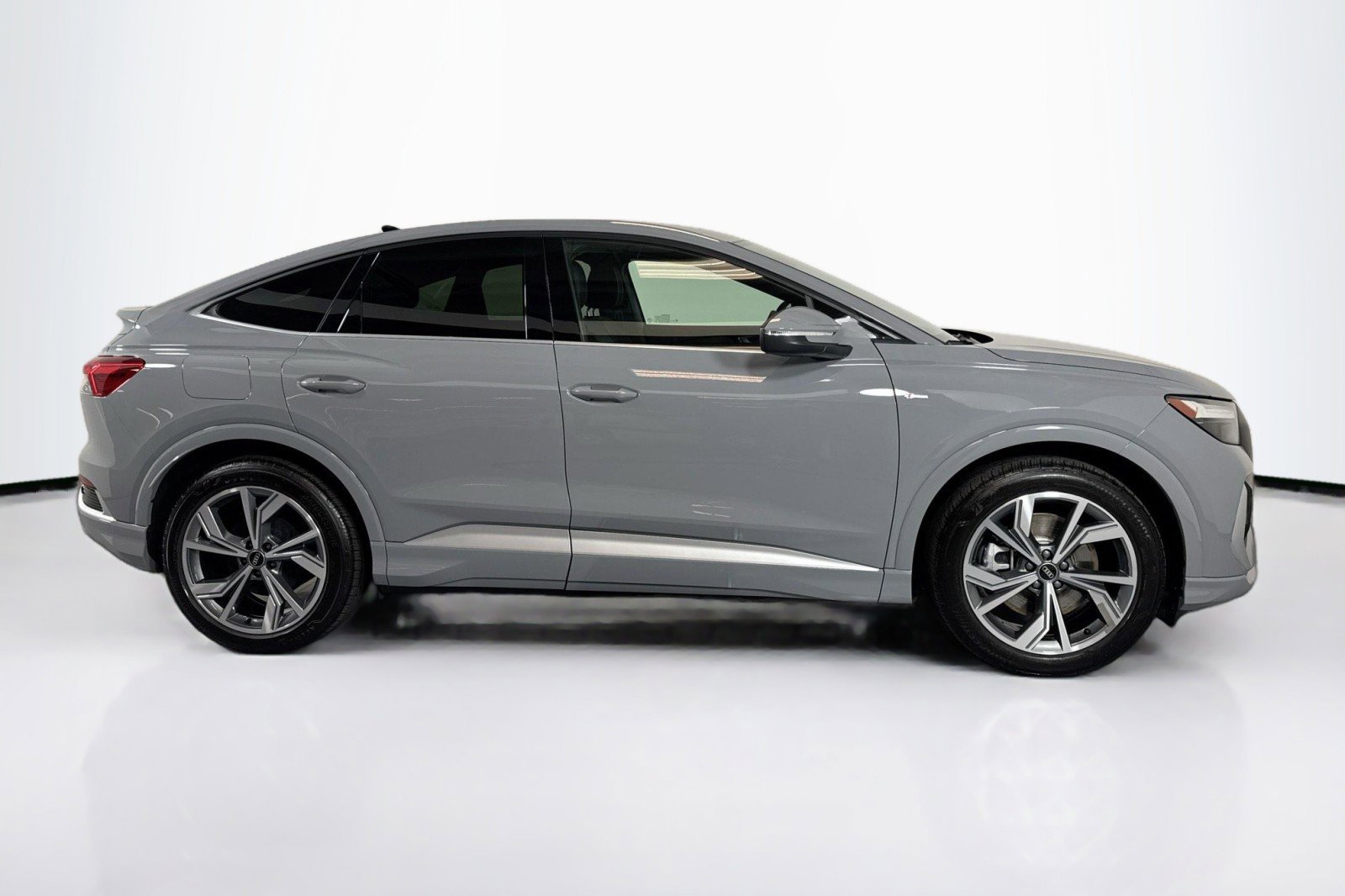 Used 2025 Audi Q4 e-tron Premium w/ Convenience Package image 4