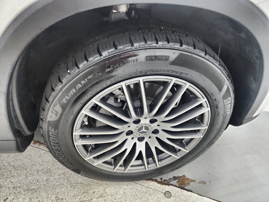 Used 2025 Mercedes-Benz GLC 300 4MATIC image 35