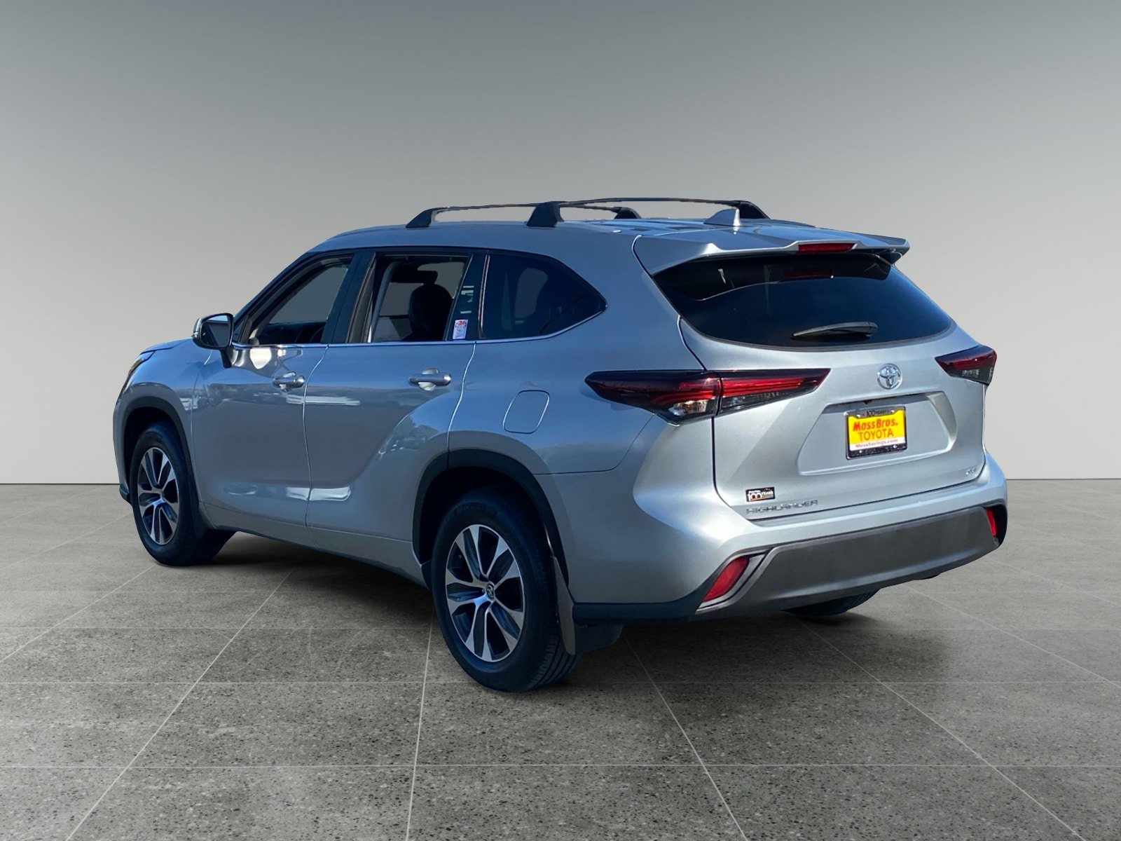 Used 2024 Toyota Highlander XLE FWD image 3