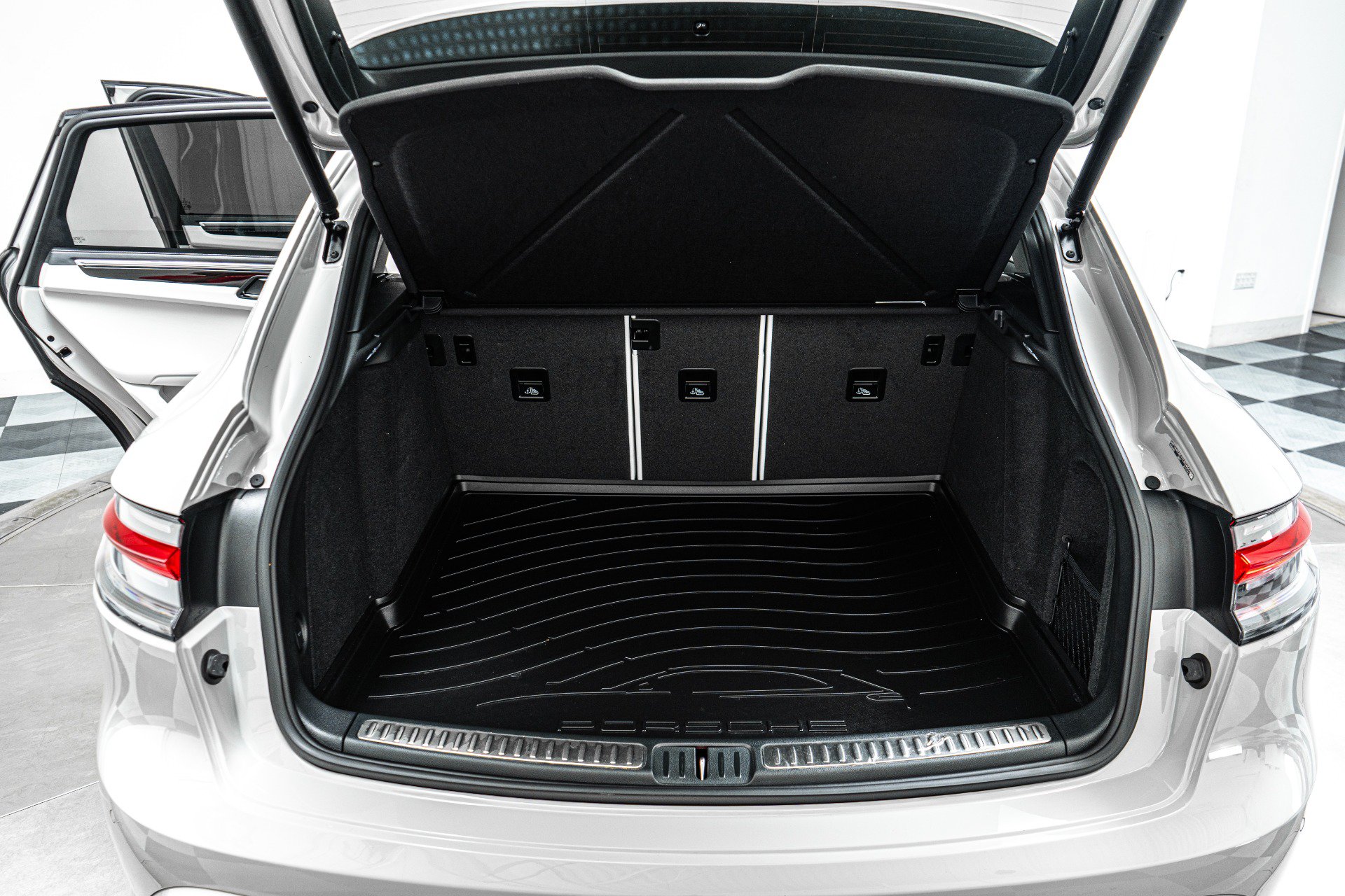 Used 2026 Porsche Macan AWD/4WD image 19