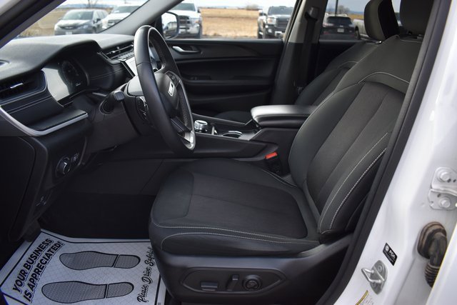 Used 2023 Jeep Grand Cherokee Laredo image 14